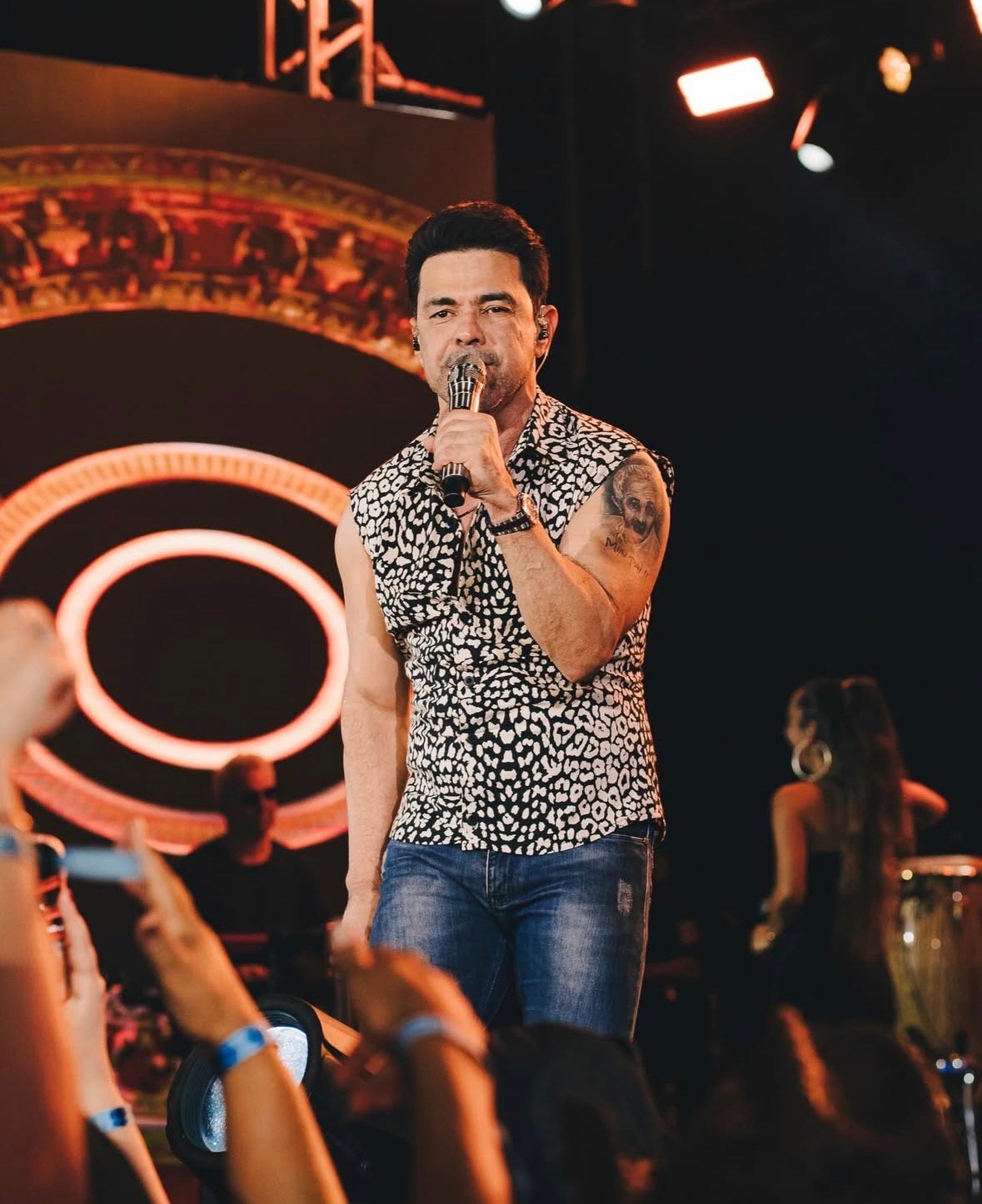 Zezé Di Camargo arrasta multidões em três shows e reúne mais de 100 mil pessoas em Curvelo (MG) 11 Navio do Zezé encerra segunda edição com sold out, encontros inéditos e momentos históricos