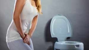 Verão aumenta casos de infecção urinária e pedra nos rins, alerta nefrologista