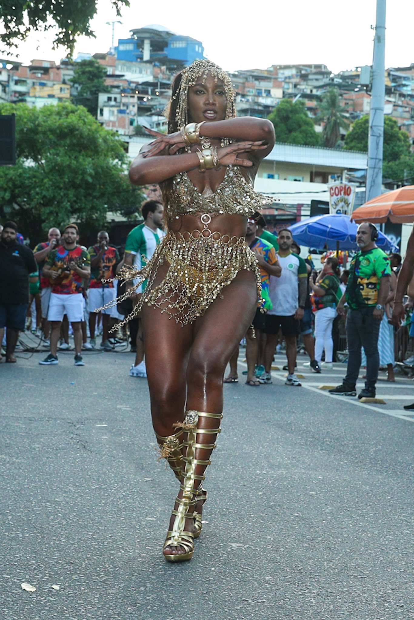 Iza samba muito durante ensaio de rua da Imperatriz Leopoldinense