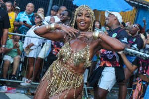 Iza samba muito durante ensaio de rua da Imperatriz Leopoldinense