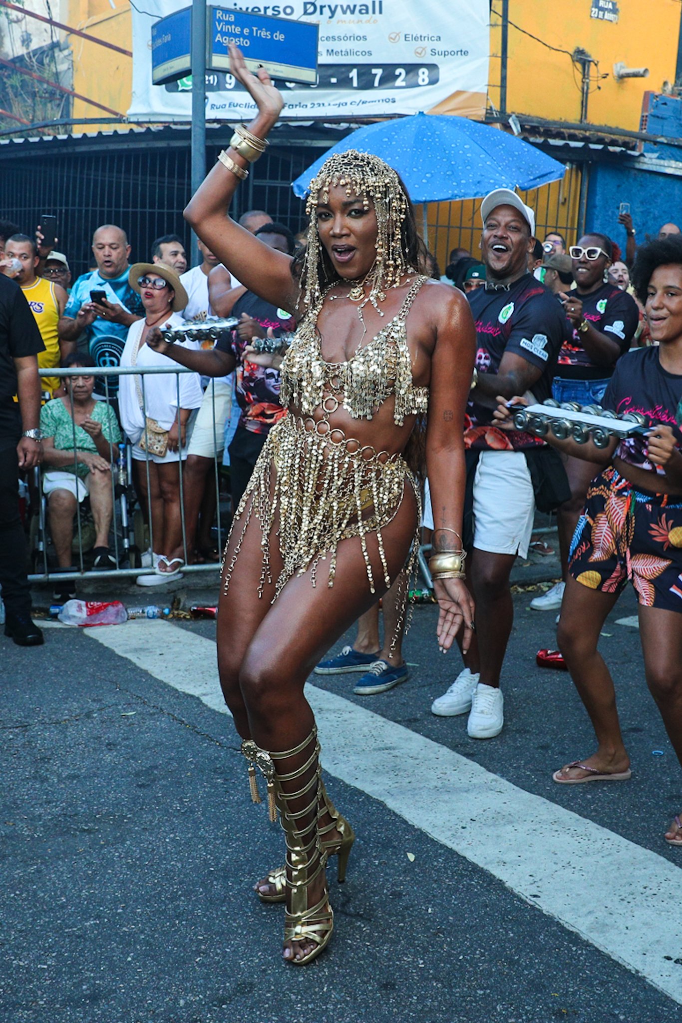 Iza samba muito durante ensaio de rua da Imperatriz Leopoldinense