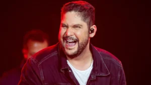 Jorge, dupla com Mateus diverte público ao interagir com fã durante o Show da Virada em Salvador