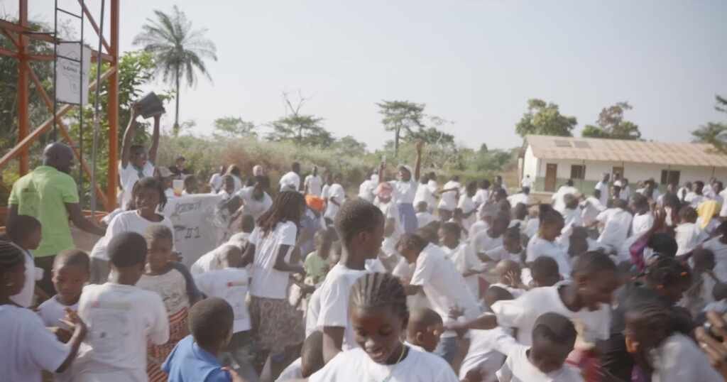 Legendários inauguram poço de água doce em tempo recorde na África e ampliam atuação humanitária global