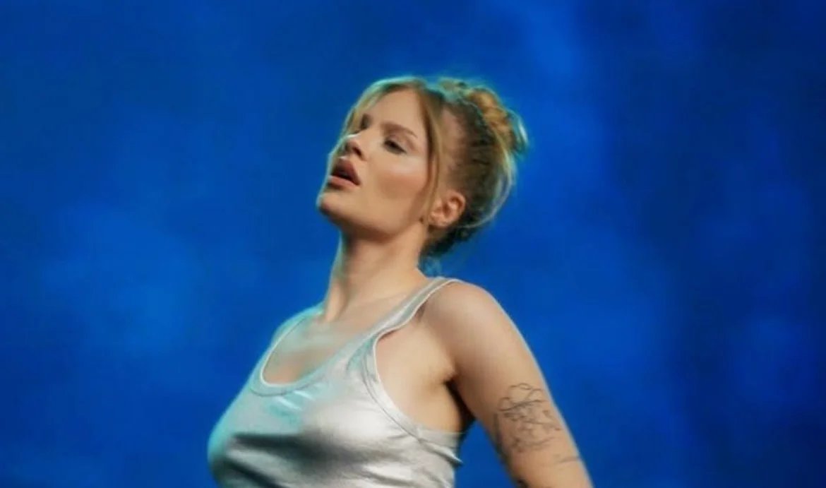 Emocionada, Luísa Sonza desabafa sobre críticas e saúde antes de show em festival 17 Luísa Sonza desabafa sobre decisões da carreira e pede compreensão aos fãs