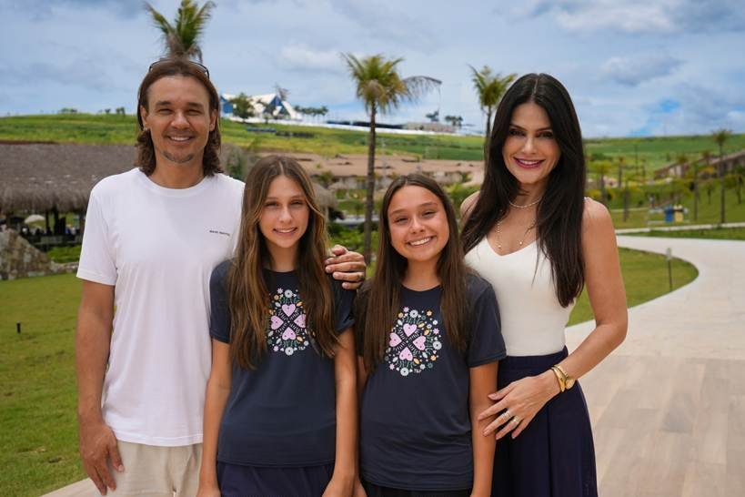 Natália Guimarães se diverte com as filhas e o marido durante as férias de verão