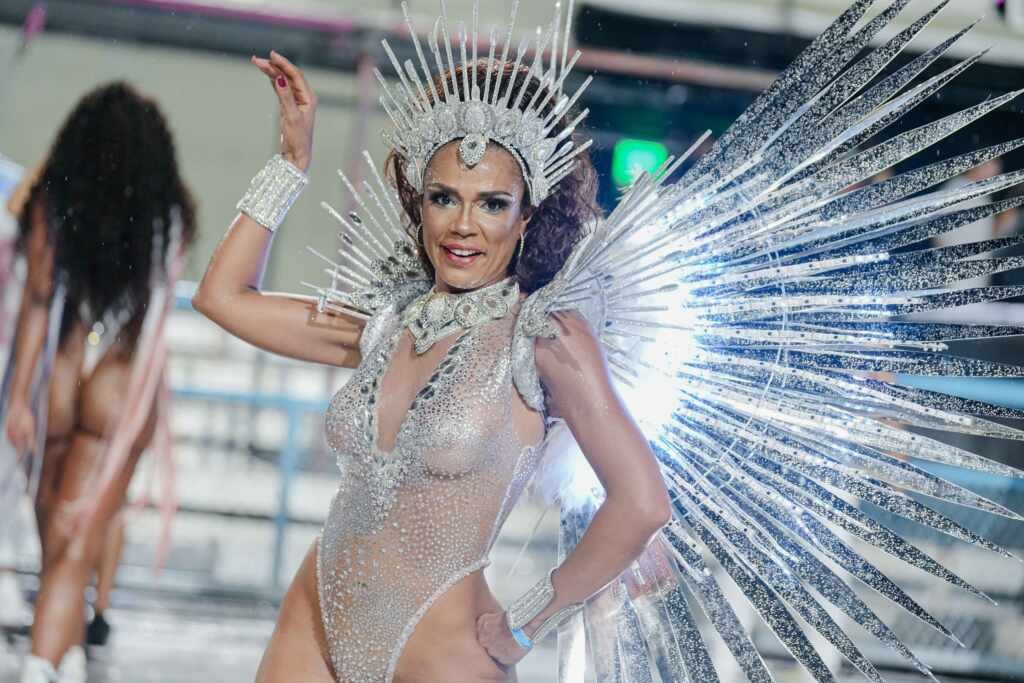 Nathalia Brito se caracteriza de cometa no ensaio técnico da União da Ilha na Marquês de Sapucaí
