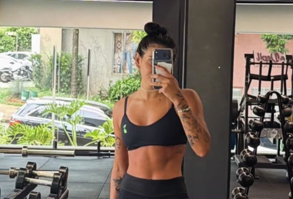 Ana Castela exibe shape definido após treino e fala sobre reencontro com Zé Felipe