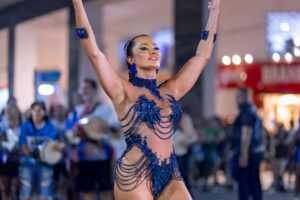 Vanessa Rangeli exibe corpo escultural em ensaio de rua da escola de samba