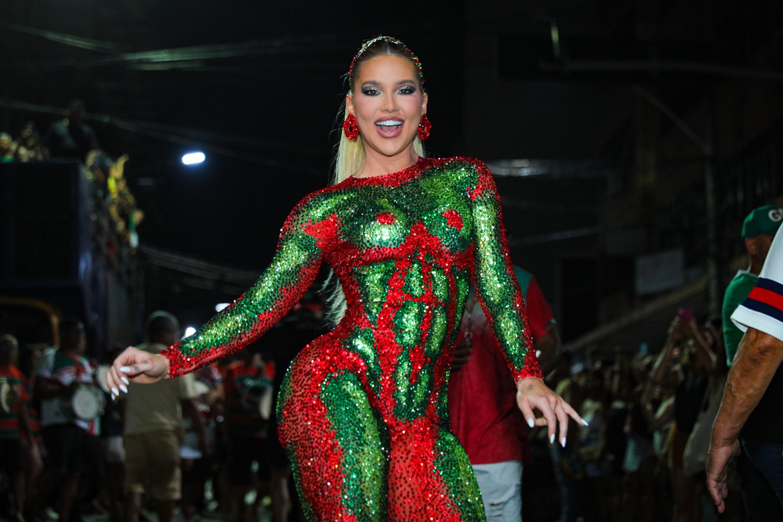 Virginia Fonseca aposta em look colado durante ensaio da Grande Rio