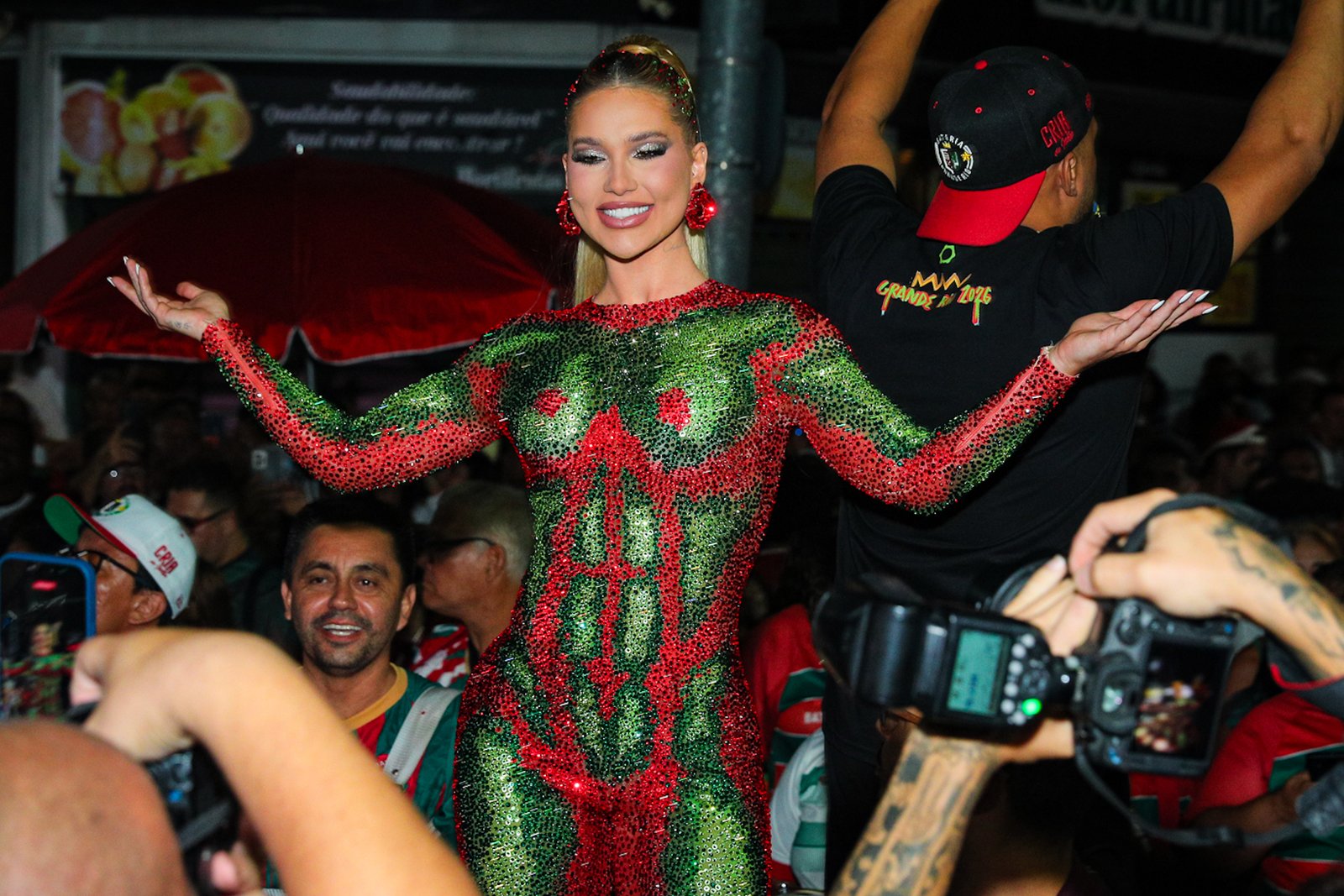 Virginia Fonseca aposta em look colado durante ensaio da Grande Rio