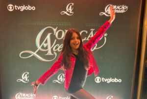 Carolina Ferreira se destaca em coletiva de Coração Acelerado e chama atenção com talento e carisma