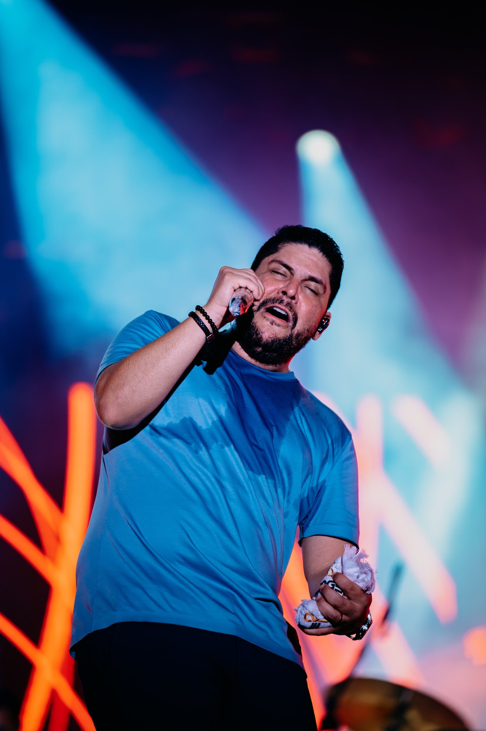 Dupla Jorge & Mateus arrastam multidão em show no litoral paulista