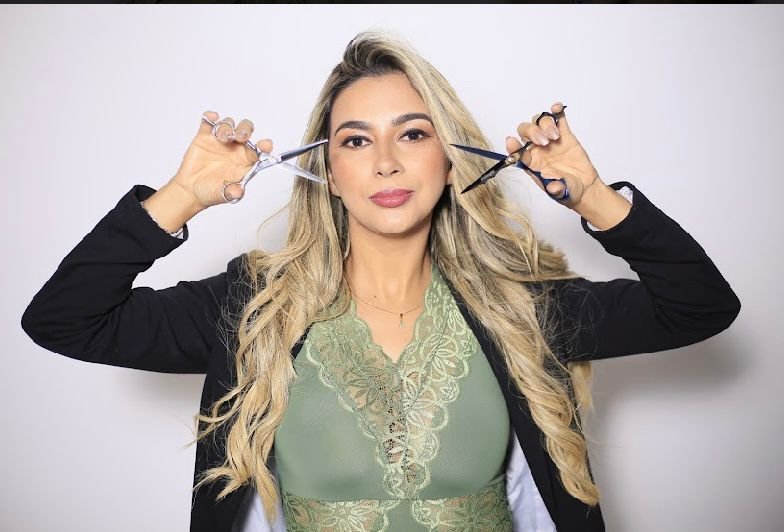 De cliente a referência no mega hair: a trajetória de Cibele, empreendedora que transformou talento em método próprio De cliente a referência no mega hair: a trajetória de Cibele, empreendedora que transformou talento em método próprio