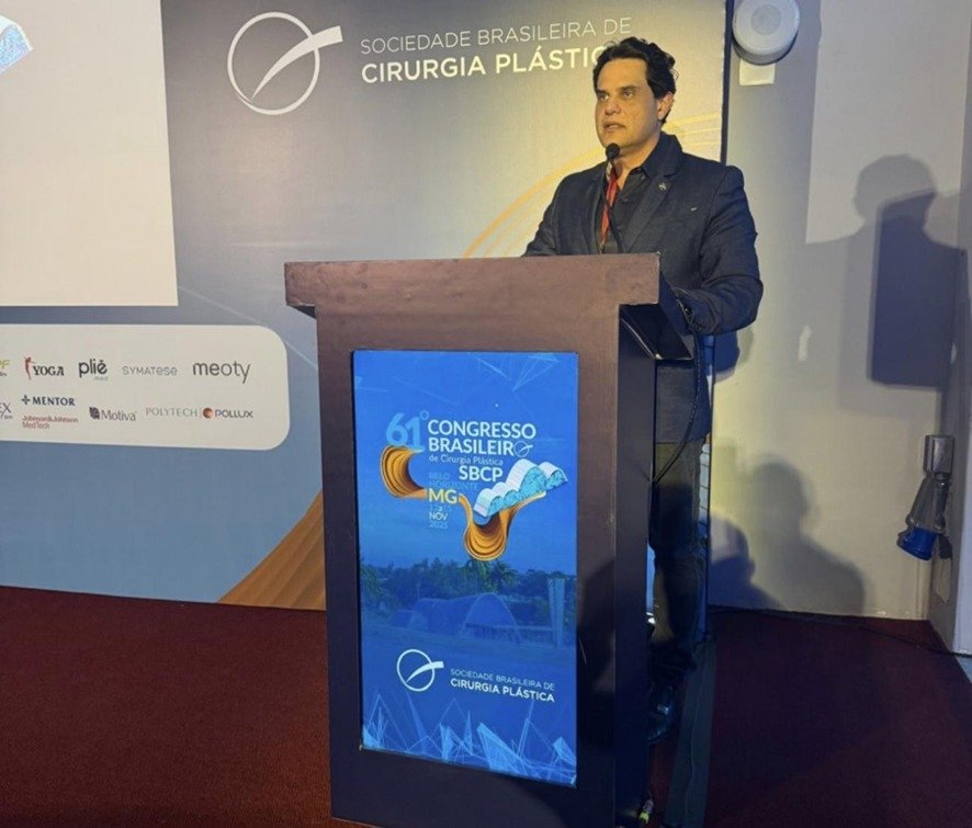 Dr. Dalvo Neto destaca a excelência da cirurgia plástica brasileira com técnicas de alta performance 19 WhatsApp Image 2026 01 22 at 6.45.37 PM