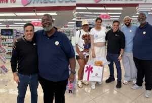 Péricles visita Orlando para montar enxoval do primeiro neto