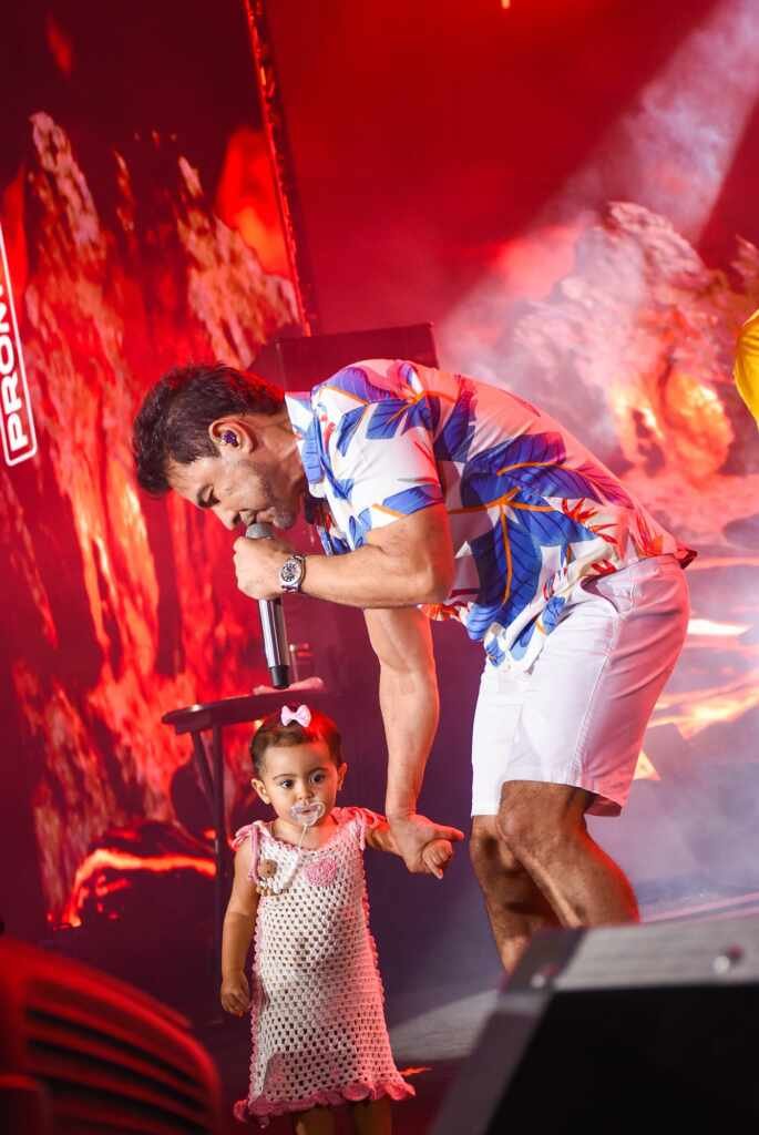 Zezé Di Camargo faz show histórico ao pôr do sol e filha rouba a cena no navio 22 dsc 0768