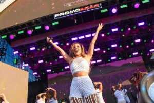 Wanessa Camargo abre navio de Zezé Di Camargo com show ao pôr do sol em Santos