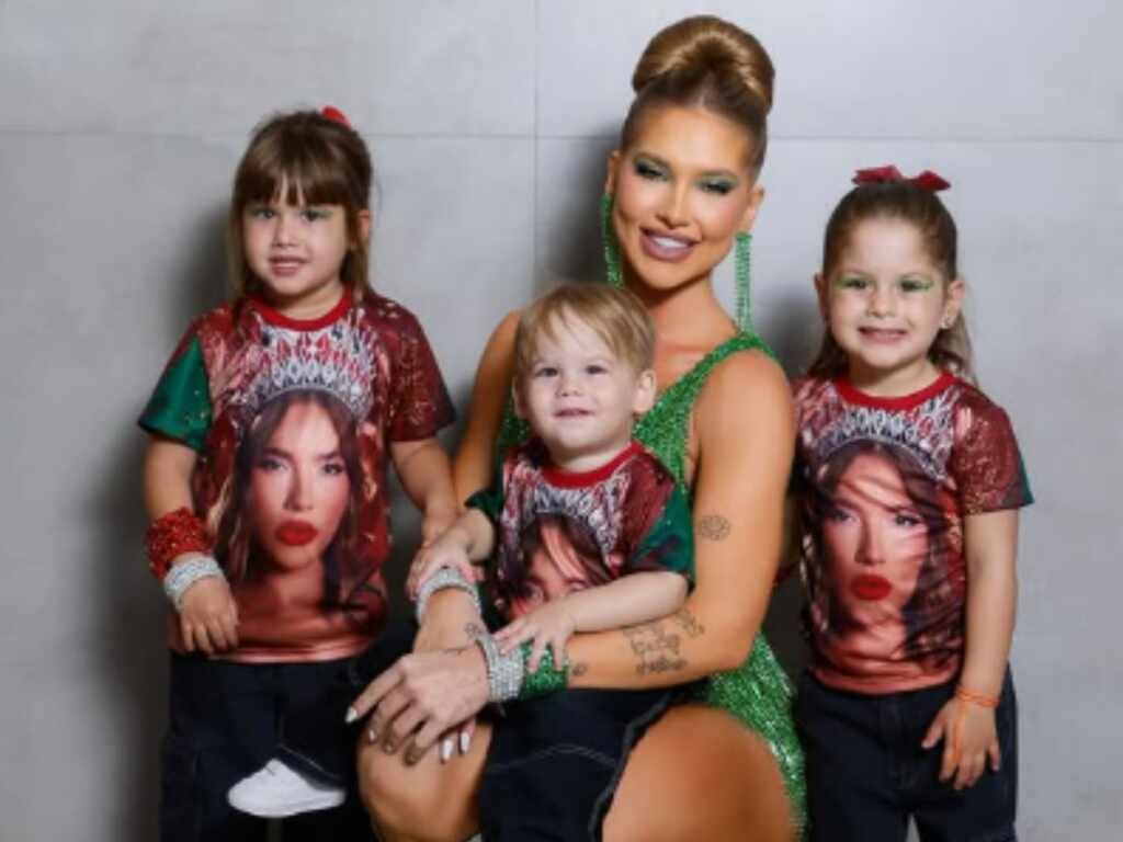 Maria Alice e Maria Flor surgem usando camisetas com o rosto de Virginia Fonseca