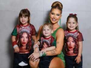 Maria Alice e Maria Flor surgem usando camisetas com o rosto de Virginia Fonseca