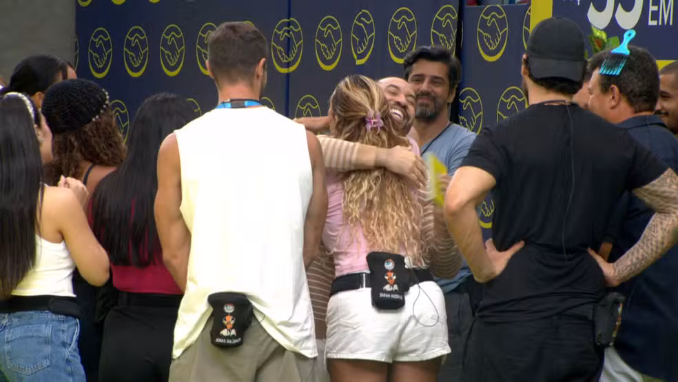 Gil do Vigor ameaça processar internauta após acusação envolvendo Sarah no BBB 26 Gil do Vigor ameaça processar internauta após acusação envolvendo Sarah no BBB 26