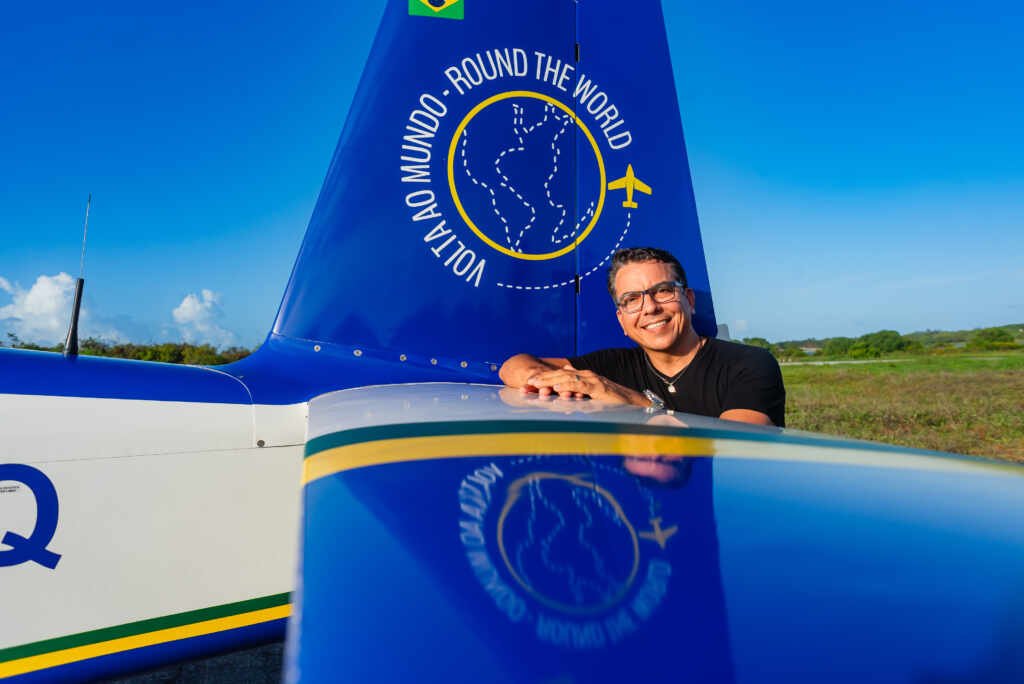 Cearense dá volta ao mundo solo em monomotor e cruza 5 continentes Cearense dá volta ao mundo solo em monomotor e cruza 5 continentes