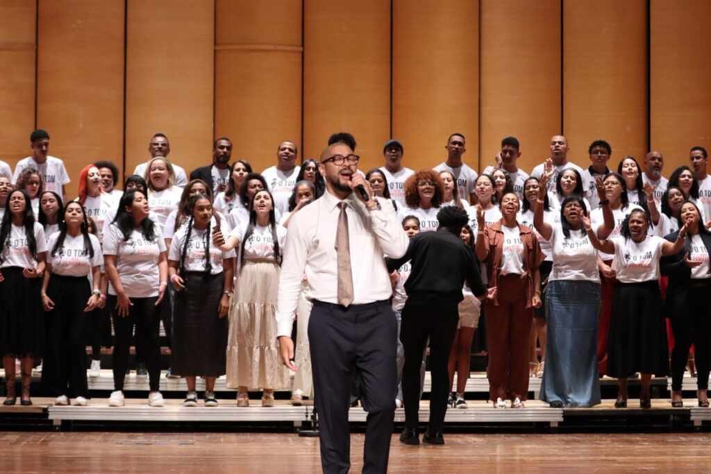 Ton Carfi celebra conquistas do projeto com mais de 500 alunos no Teatro Municipal de SP