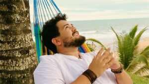 ‘Sempre Verão’ antecipa fase mais íntima e autoral de Matheus Nicolau