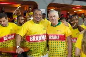 Técnico da seleção brasileira, Carlo Ancelotti, marca presença em camarote de Brahma em SP