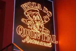 Entre blocos do Carnaval, pizzaria é opção prática e deliciosa em Pinheiros