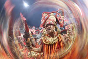 Bateria empolga e vira destaque no desfile da Camisa 12