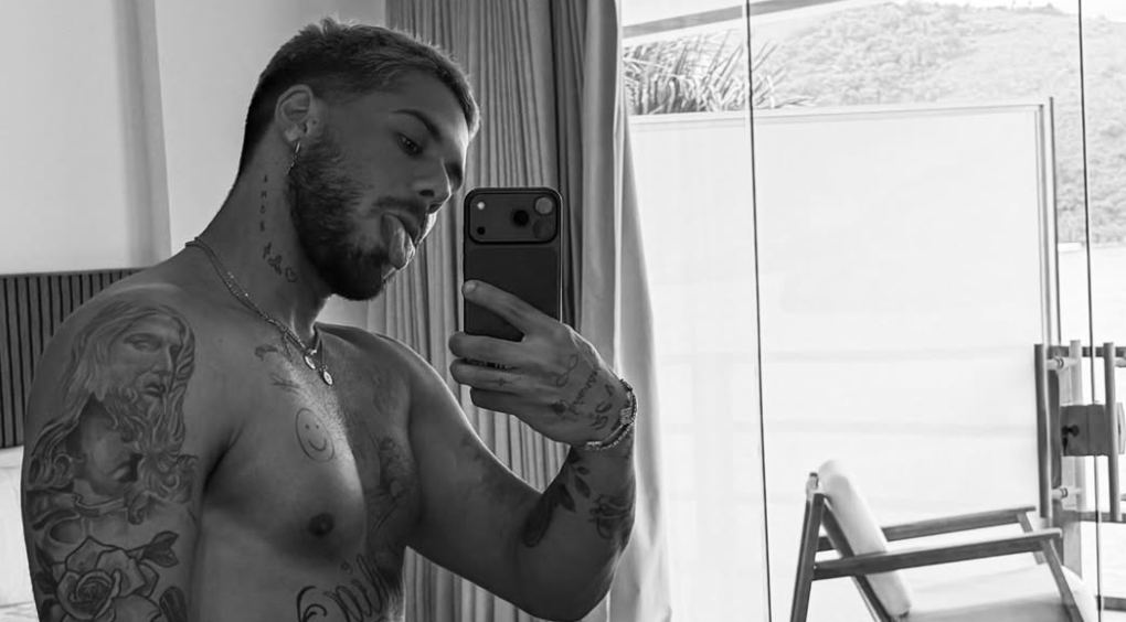 O ator João Guilherme arrancou risadas ao comentar uma foto publicada pelo irmão, Zé Felipe, nas redes sociais. Mostrando que o bom humor é de família, ele não perdeu a chance de brincar ao se deparar com um clique mais ousado do cantor. Durante uma viagem ao Rio de Janeiro, Zé Felipe compartilhou uma imagem em que aparece usando apenas cueca. A postagem rapidamente chamou atenção e motivou o comentário bem-humorado do ator. “Já pode criar um OnlyFans”, escreveu João Guilherme, em tom de zoeira. A brincadeira viralizou e divertiu os seguidores, que entraram na onda. “Eu assinaria”, disse um usuário. “Dinheiro garantido”, comentou outro.