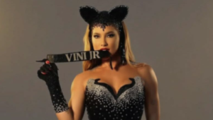 Virginia Fonseca surpreende Vini Jr. em ensaio de Carnaval com acessório especial