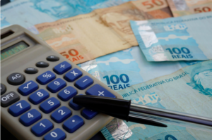 Entenda por que o reajuste do salário mínimo é diferente do aumento das aposentadorias