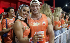 Ramon Dino, campeão do Mister Olympia 2025, prestigia desfiles no Anhembi