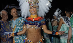 Viviane Araujo recicla fantasia de 2012 para desfile da Mancha Verde no Carnaval de São Paulo