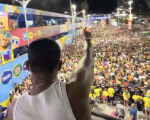 Milsinho Toque Dez transforma sofrência em coro no Carnaval de Salvador