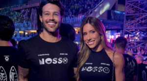Rodrigo Mussi curte desfile das campeãs ao lado da namorada na Sapucai