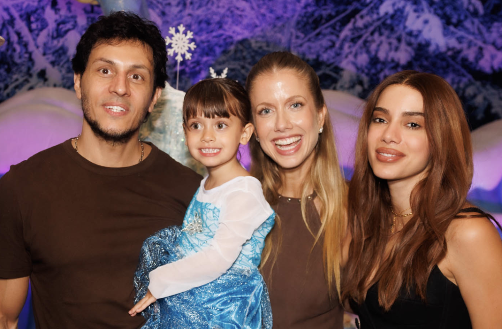 Anitta marca presença na festa da afilhada, filha de Gabriela Prioli
