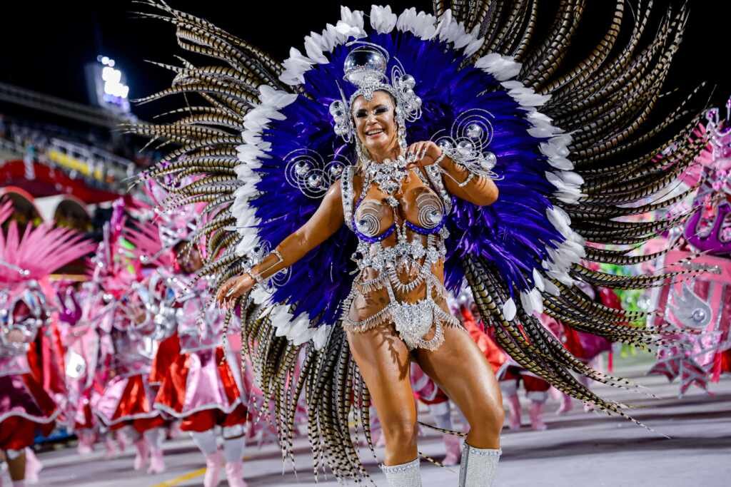 Carol Noronha realiza sonho ao desfilar na Marquês de Sapucaí Carol Noronha realiza sonho ao desfilar na Marquês de Sapucaí