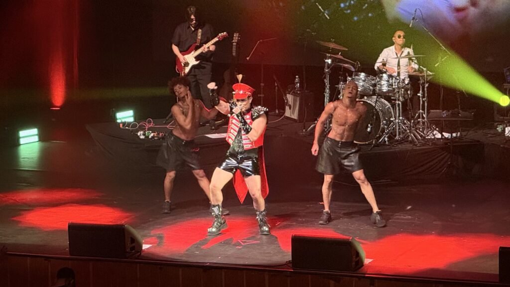 Christian Chávez lota teatro em SP e leva fãs à loucura com clássicos do RBD