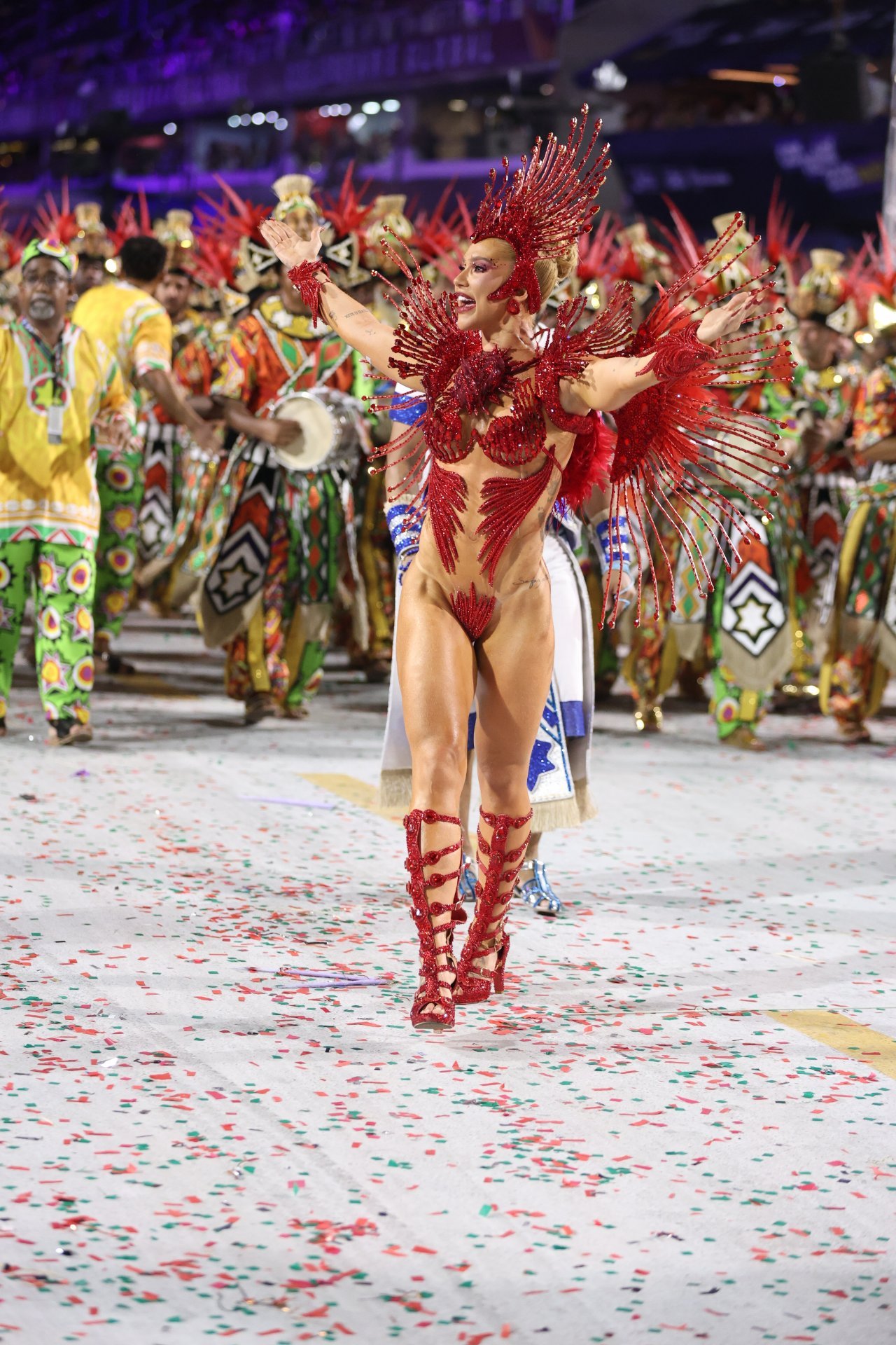 Fantasia dá problema, mas Virginia Fonseca completa desfile pela Grande Rio na Sapucai 31 Fantasia dá problema, mas Virginia Fonseca completa desfile pela Grande Rio na Sapucai