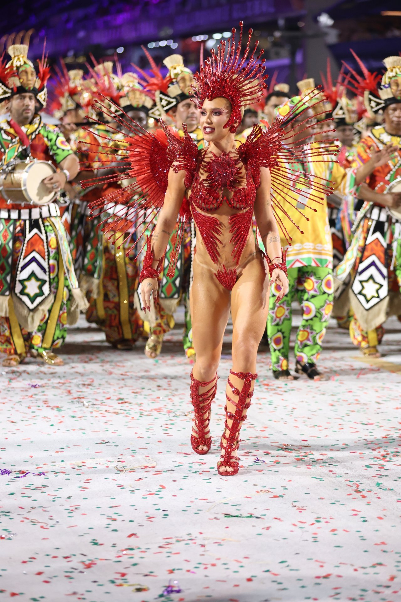 Fantasia dá problema, mas Virginia Fonseca completa desfile pela Grande Rio na Sapucai 32 Fantasia dá problema, mas Virginia Fonseca completa desfile pela Grande Rio na Sapucai