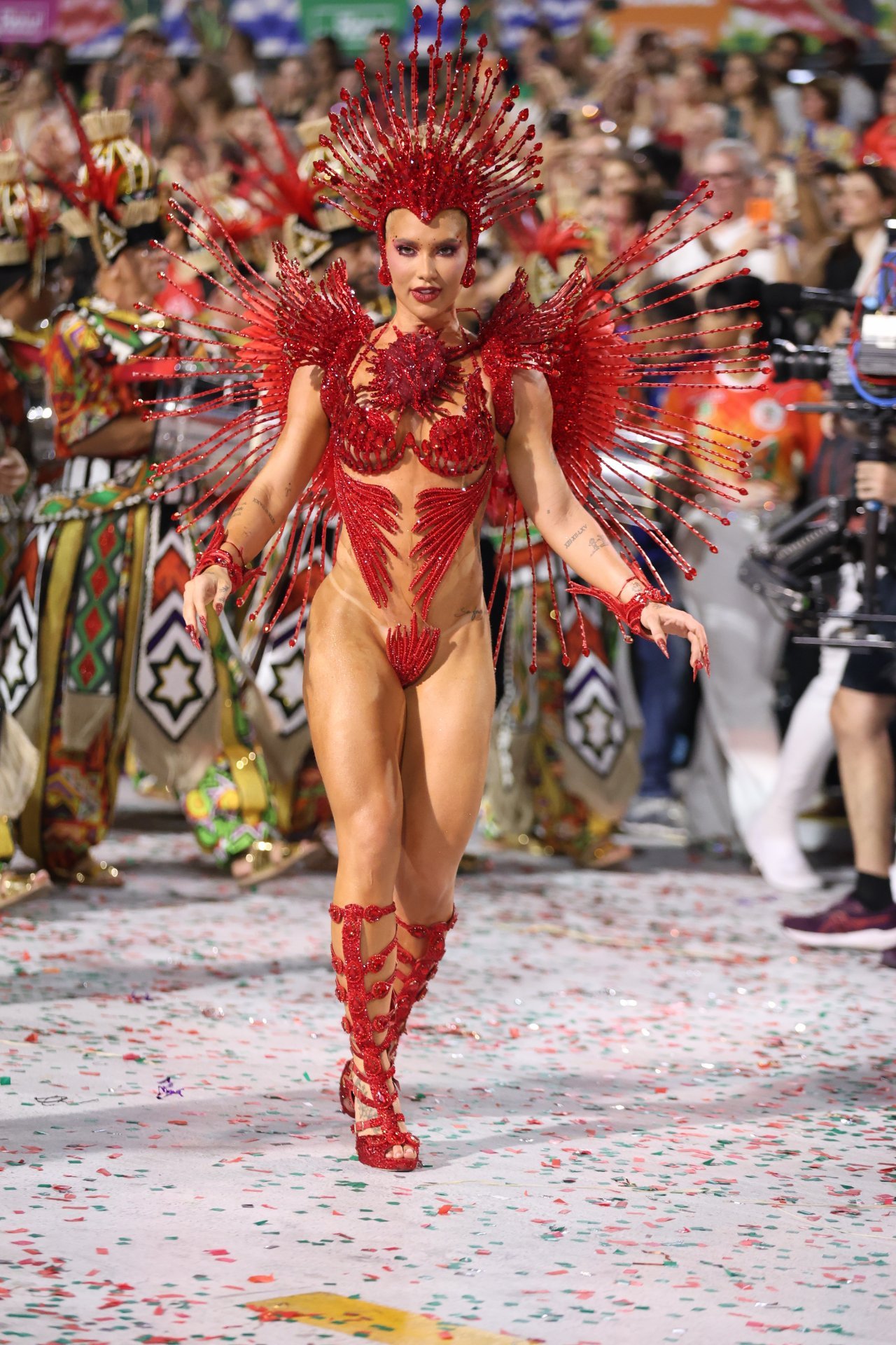 Fantasia dá problema, mas Virginia Fonseca completa desfile pela Grande Rio na Sapucai 33 Fantasia dá problema, mas Virginia Fonseca completa desfile pela Grande Rio na Sapucai