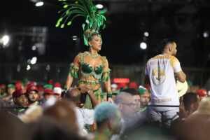 Virgínia Fonseca esbanja carisma e mostra evolução no samba em ensaio da Grande Rio