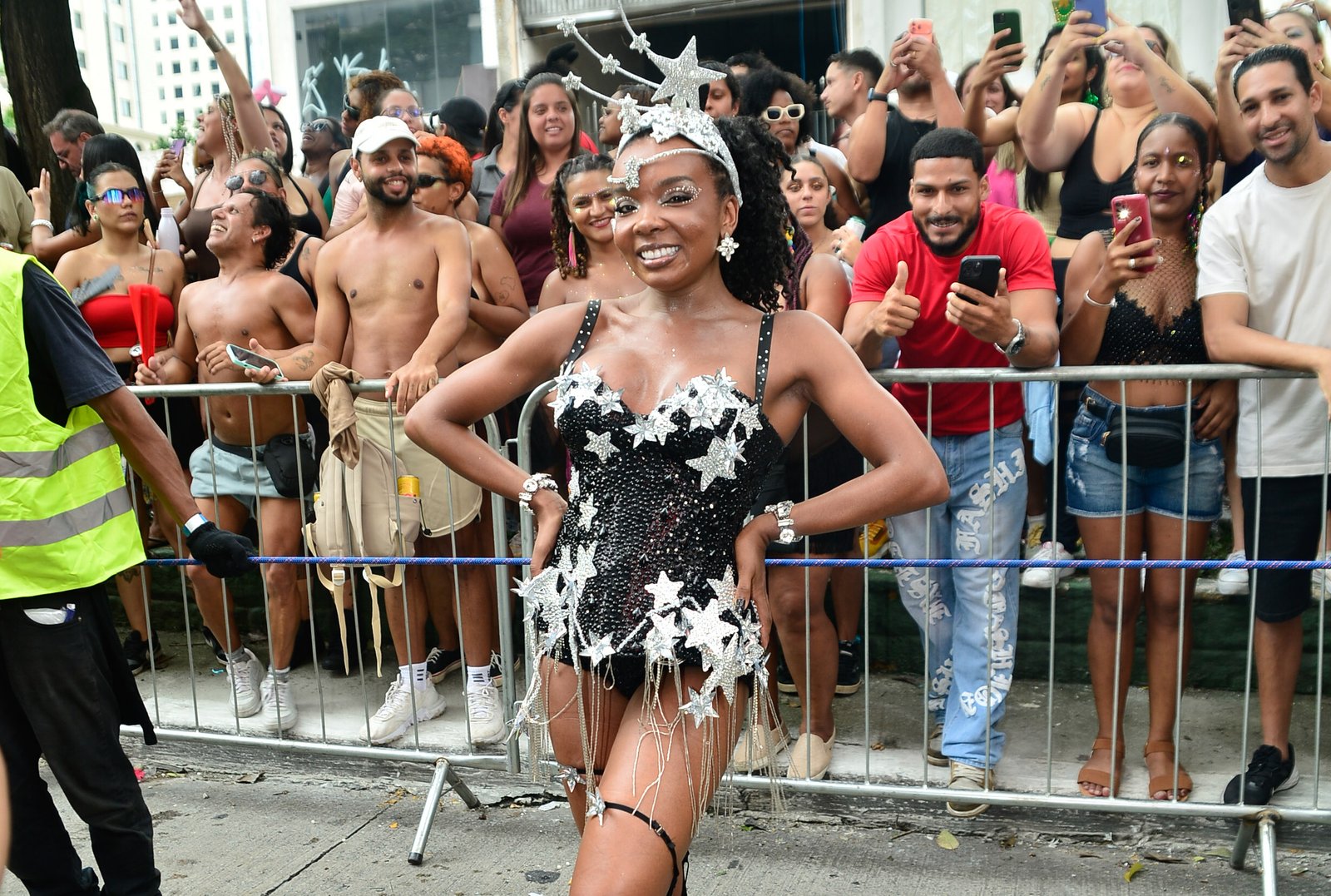 Telminha e Alessandra Negrini marcam presença no Baixo Augusta em SP