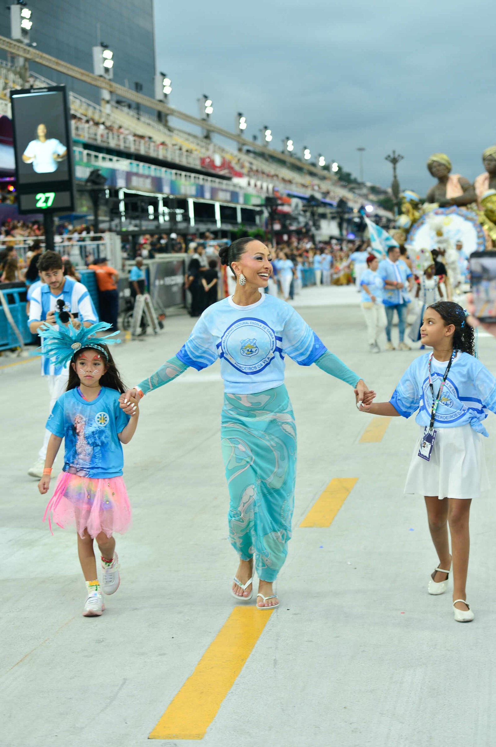 Zoe estreia na Sapucaí e acompanha Sabrina Sato em desfile mirim da Vila Isabel