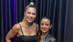 Cantora Yara Vellasco é entrevistada no programa de Roberta Amaral
