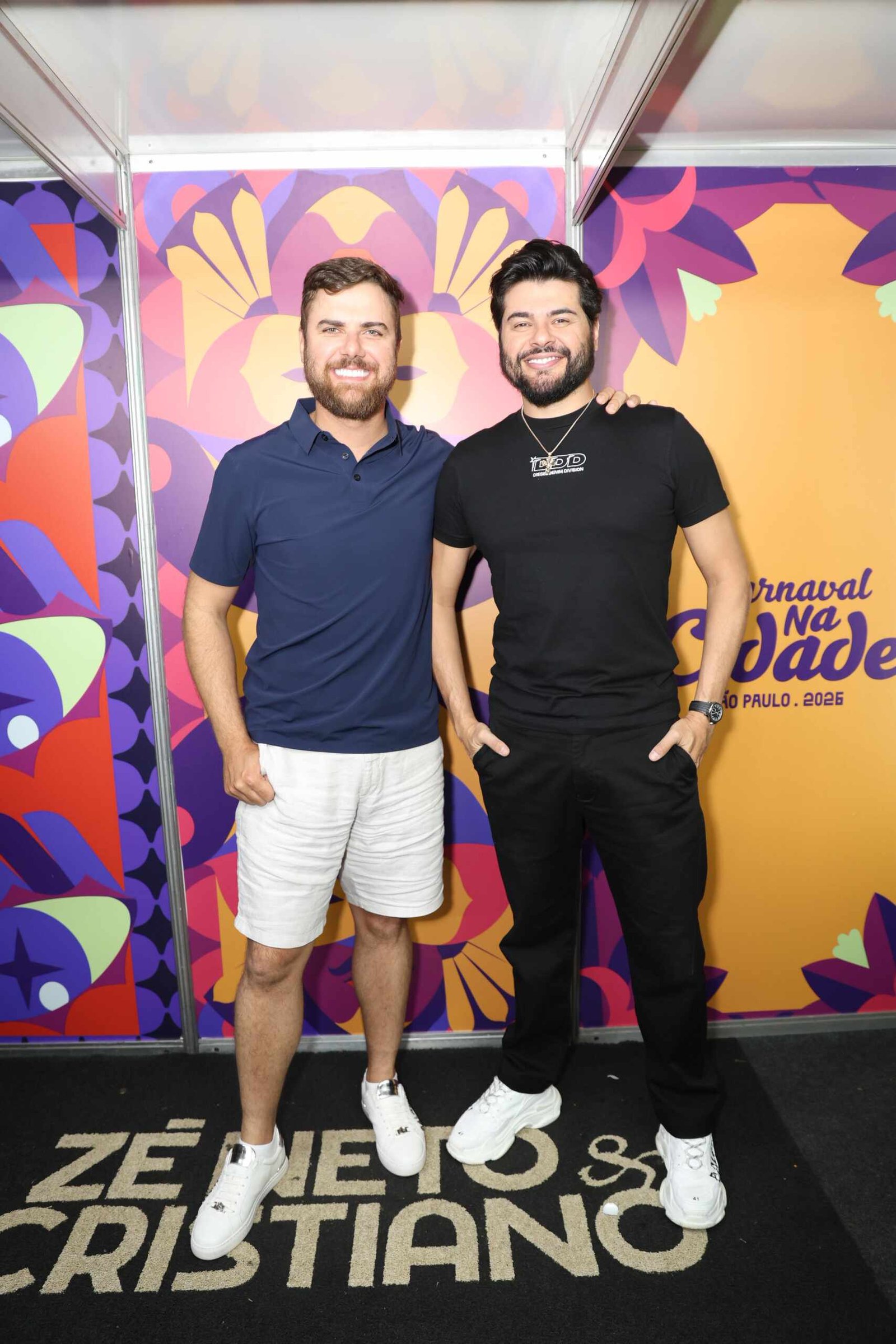Zé Neto relembra luta contra depressão e emociona ao falar sobre fé e superação 17 Zé Neto & Cristiano posam antes de show no Carnaval na Cidade em SP