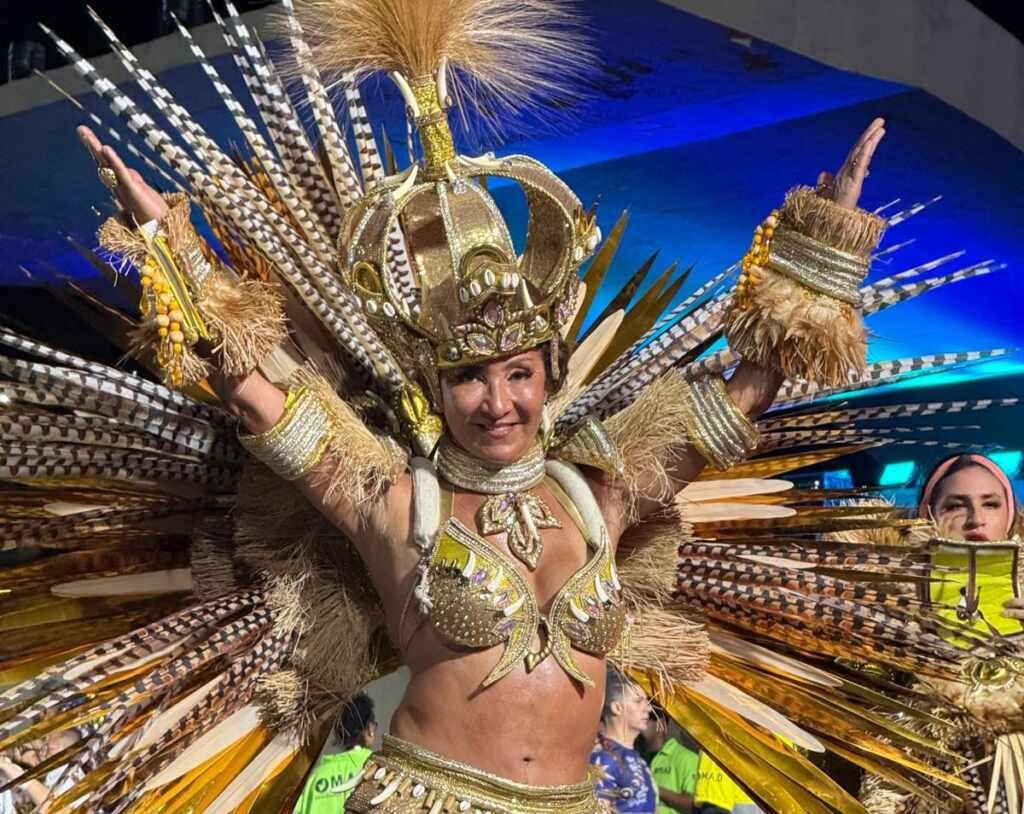 Apresentadora Moninha brilha como destaque na Sapucaí