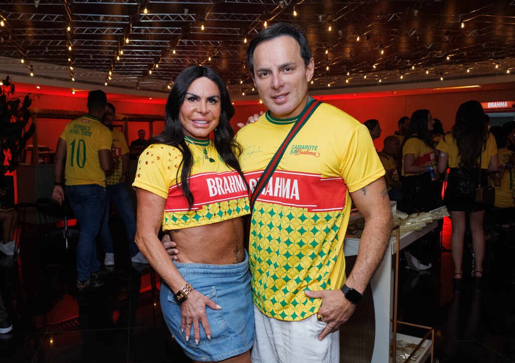 Gretchen e marido Esdras Souza trocam beijos no Desfile das Campeãs em SP